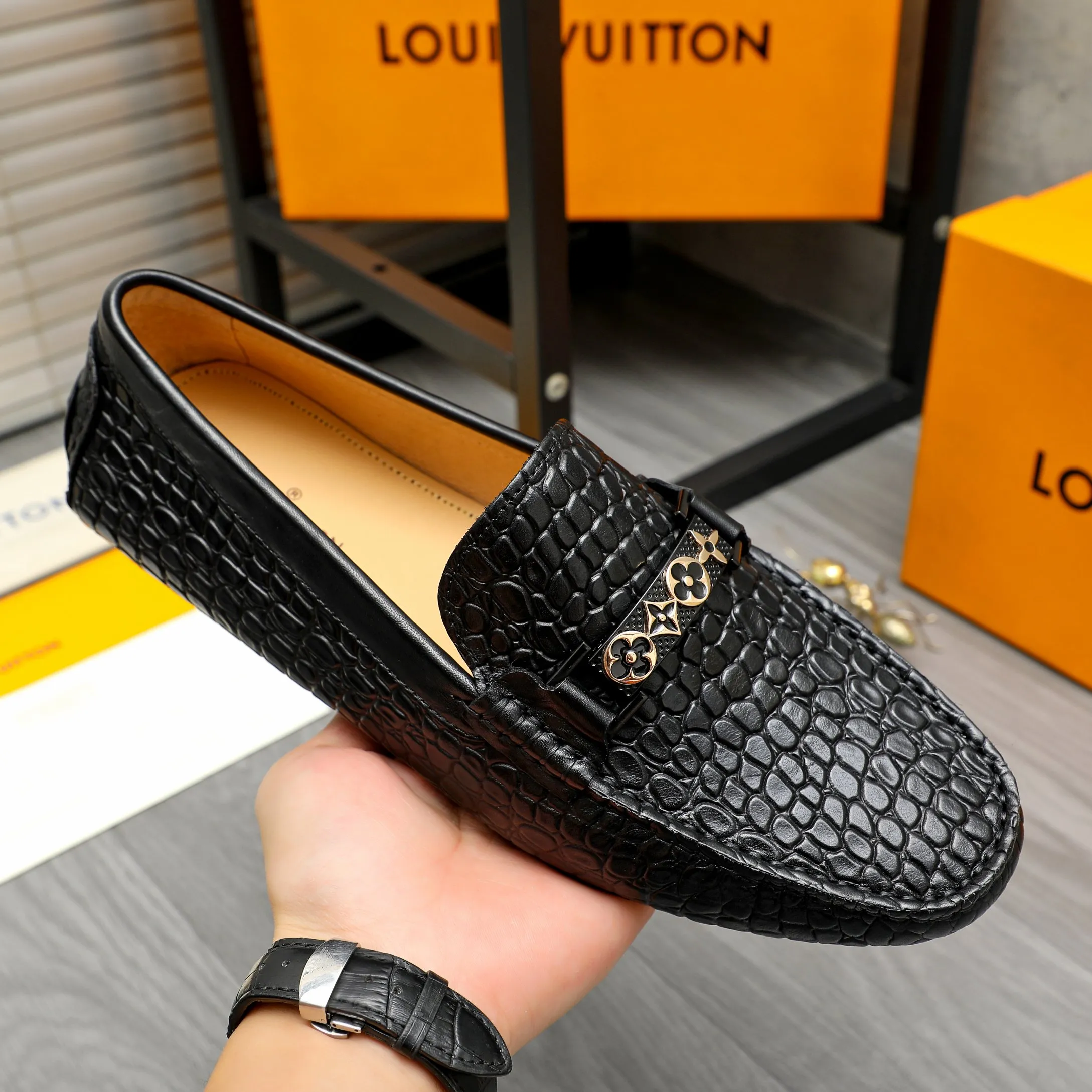 Men's shoes 💰380 Product trademark: LV "Louis Vuitton" casual slip-on shoes Regular size: 38-45 (45 is custom-made and non-returnable) Product materials: Selected stone pattern embossed cowhide upper, pigskin lining, rubber outsole